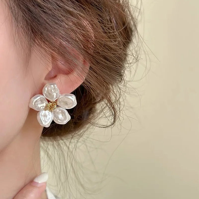 FLORÉA – PENDIENTES FLOR CON PERLA IRREGULAR