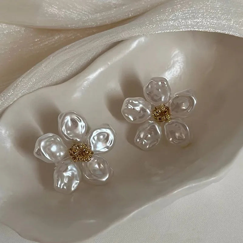 FLORÉA – PENDIENTES FLOR CON PERLA IRREGULAR