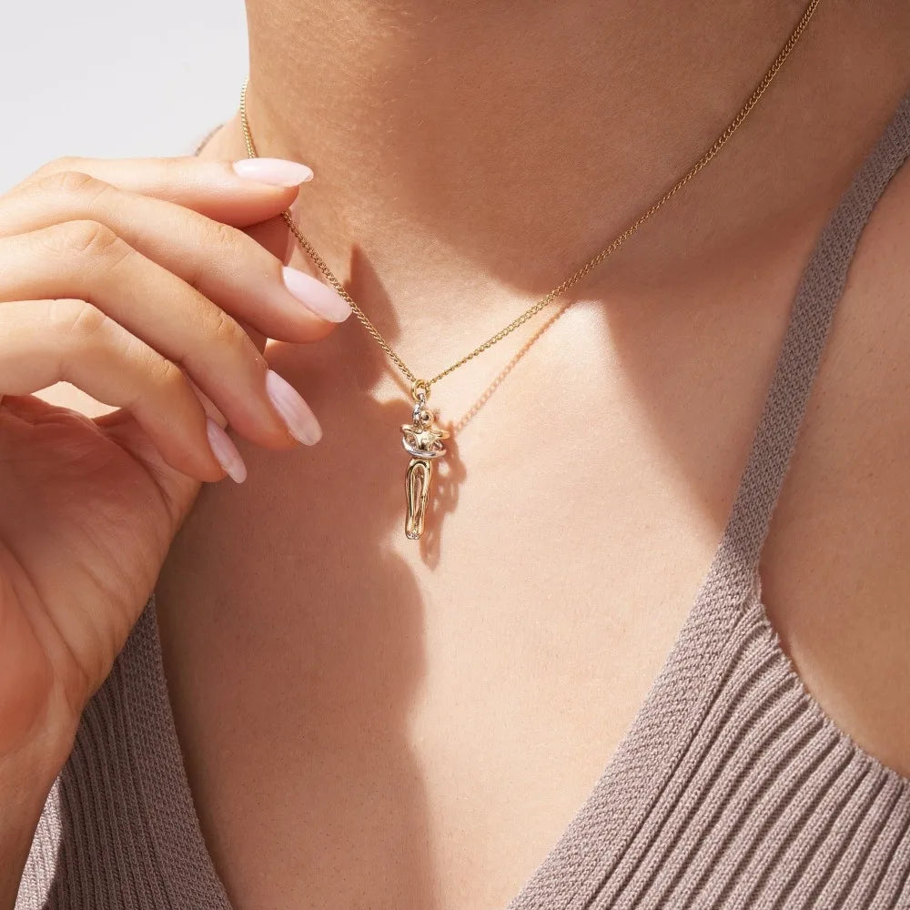 AMORÉA – 14K GOLD-PLATED HUG PENDANT NECKLACE