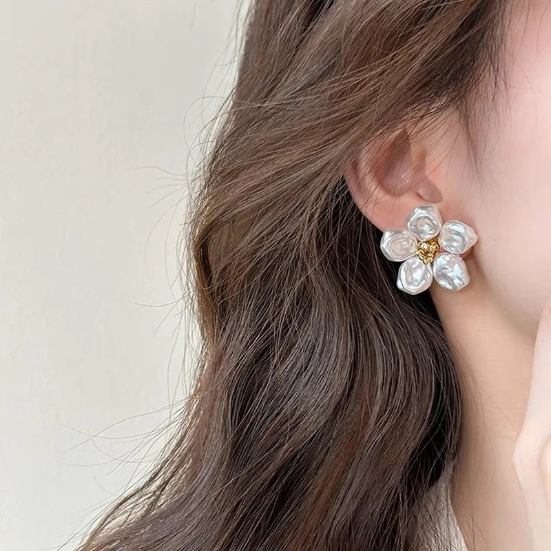 FLORÉA – PENDIENTES FLOR CON PERLA IRREGULAR