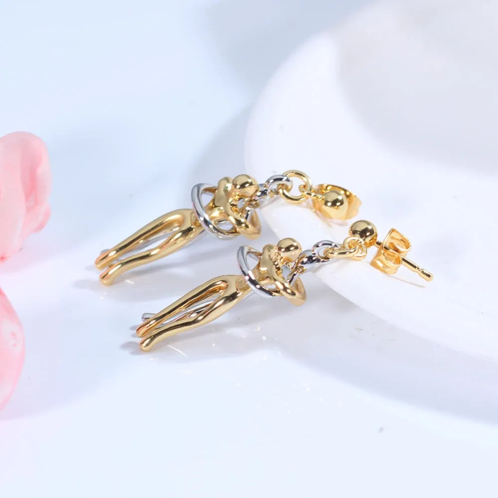 AMORÉA – 14K GOLD-PLATED HUG PENDANT NECKLACE